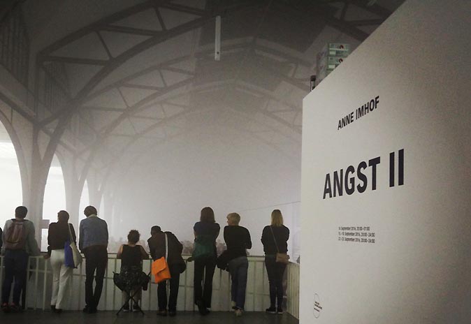 Anne Imhofs Angst II: Irritation im Nebel