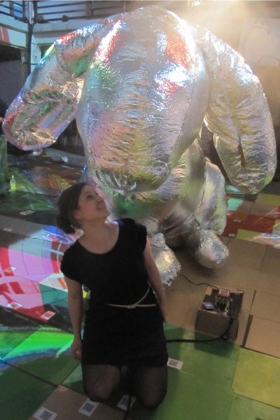 Auf der Performersion bei "RE: WONDERLAND or FOLLOW THE WHITE RABITT" von Prinzip Gonzo